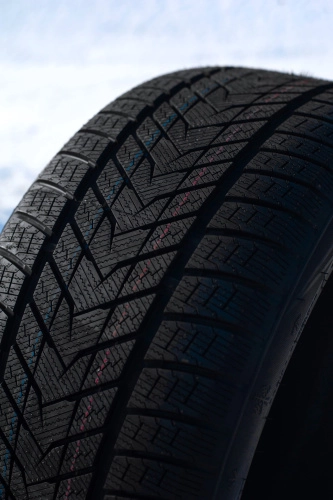 фото протектора и шины WINTERHAWKE II Шина ZMAX WINTERHAWKE II 245/55 R19 107H